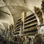 Uno dei numerosi corridoi delle Catacombe del Convento dei Cappuccini di Palermo. Passeggiarci poco prima dell’ora di chiusura è un po’ inquietante…