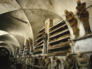 Uno dei numerosi corridoi delle Catacombe del Convento dei Cappuccini di Palermo. Passeggiarci poco prima dell’ora di chiusura è un po’ inquietante…