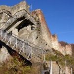 Ciò che resta del “Nido del Vampiro”, del castello di Poenari, forse il più interessante e suggestivo tra i vari “Castelli di Dracula”. Peccato che per arrivarci sia necessario salire per ben 1480 gradini che terminano con la poco “medievale” scala metallica visibile nella foto!