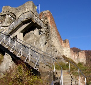 Ciò che resta del “Nido del Vampiro”, del castello di Poenari, forse il più interessante e suggestivo tra i vari “Castelli di Dracula”. Peccato che per arrivarci sia necessario salire per ben 1480 gradini che terminano con la poco “medievale” scala metallica visibile nella foto!