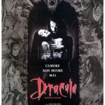 Locandina del celebre film di Francis Ford Coppola “Dracula, di Bram Stoker” in cui Elisabeta, la moglie di Vlad III Tepeşs si getta dalle mura del castello di Ppenari credendo che il Voivoda fosse morto. In realtà ella si suicidò per non essere catturata e seviziata dai Turchi che assediavano la fortezza. Tra “vampiri” e suicidi, da quelle parti sono alte le probabilità di “strani incontri ravvicinati”!