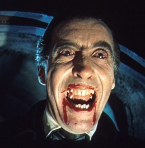 Il grande attore Crhistopher Lee, indimenticabile interprete di una lunga serie di film su “Dracula”.  Un’apparizione del genere è il minimo che l’intrepido Hillyer potesse aspettarsi durante la lunga notte passata nel castello di Poenari!