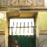 Il dottor Roberto Volterri nella chiesa in cui è raffigurato – in alto, indicato dalla freccia rossa – il misterioso “Spartito del Diavolo”
