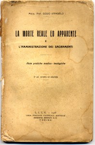 Anche il mondo ecclesiastico si è interessato al problema delle “esequie premature” come testimonia questo volumetto dei primi decenni del Novecento gentilmente prestatomi dall’amico dottor Antonio Bortolotti, il quale sul tema della morte apparente ha indagato a lungo