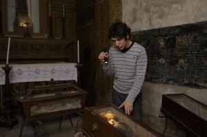 Il giovane paleoantropologo Dario Piombino-Mascali durante le sue indagini sui resti mortali della piccola Rosalia Lombardo.