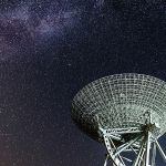 radiotelescopio mirando a la via lactea