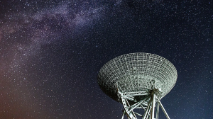 radiotelescopio mirando a la via lactea