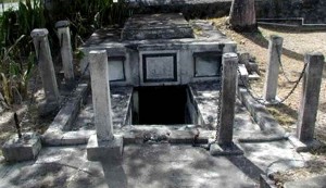 La strana tomba delle isole Barbados dove, tra il 1812 e il 1820, le bare in essa deposte venivano trovate spostate e divelte senza l’apparente intervento di estranei